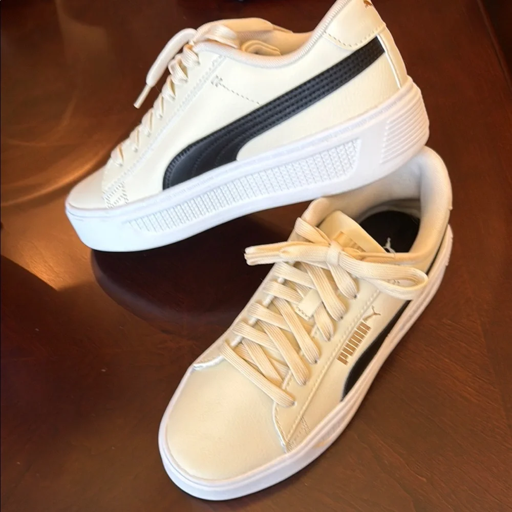 New No tag Puma Women’s Off-White Leather Platform sneakers size 8